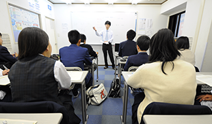 興学社学園の教壇